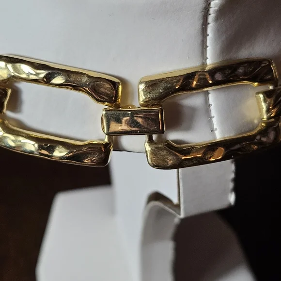 Vintage gold tone hammered square bold statement necklace. - Picture 8 of 11